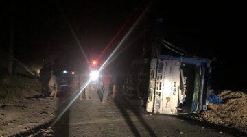 Rusak Parah Jalan Lintas Kutacane Pertumbuken Kecamatan Tigabinanga Macet Total Akibat Truk Bermuatan Jagung Terbalik