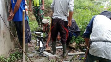 Babinsa  Koramil 10/Pantan Cuaca bersama Masyarakat Memperbaiki Pipa Sauran Air Bersih