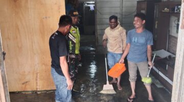 Babinsa Desa Reje Pudung Bantu Bersihkan Rumah Warga