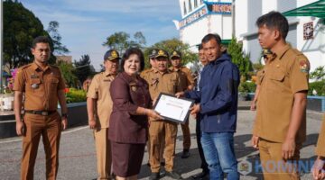 Bupati Karo Bangga Dan memberikan Penghargaan kepada Warga Tongging yang Berjasa dalam Pencarian Turis Asing di Sipiso-piso